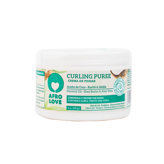 Soy como un "puré", una mezcla de componentes en una textura blanca y cremosa. Soy Curling Puree, una crema para peinar ideal para las texturas 3 y 4 del cabello. Entiendo que a veces puedo resultar un poco pesada debido a mi contenido de aceite de coco, manteca de karité y aloe vera, pero todo depende de la creatividad y de jugar con las proporciones de agua y crema. Explora diferentes combinaciones y descubre cómo puedo realzar tus rizos.